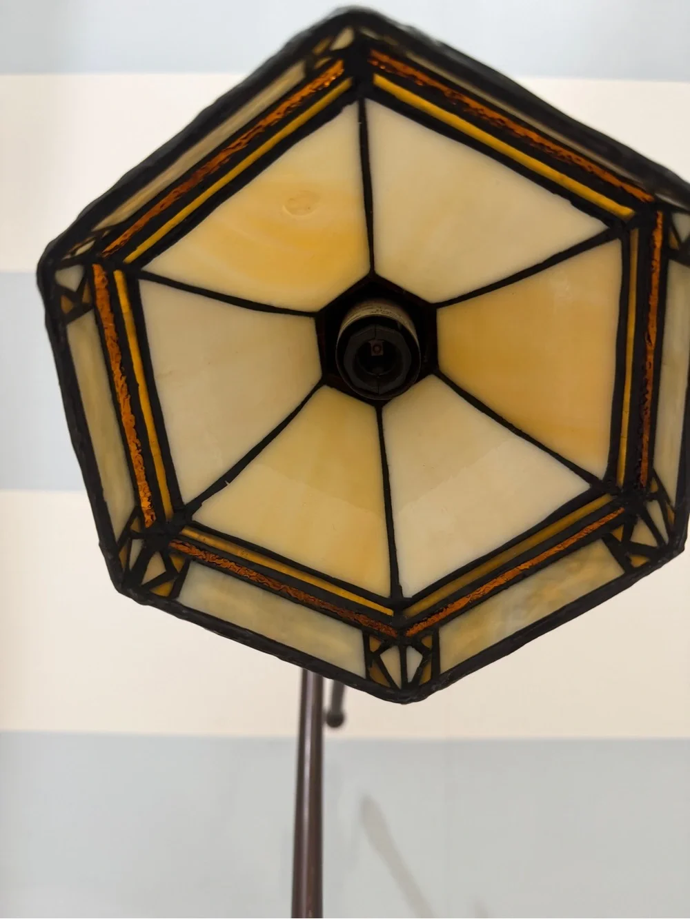 Vintage Ting Shen Tiffany Style Glass Desk Lamp in Cream & Amber